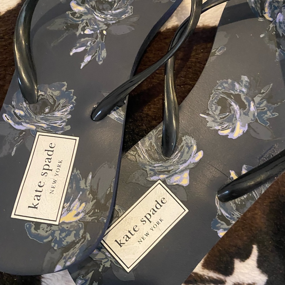Kate Spade‎ Navy Blue Flip Flop Sandals with Light Blue Floral Design - Picture 3 of 6
